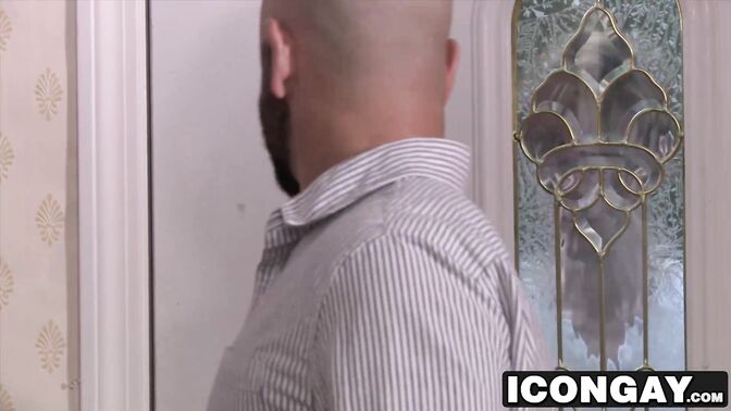 Bearded daddy loves banging twinks