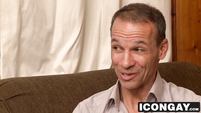 Mature muscle guy fucking hard twink