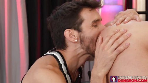 Bearded stud deep throats rough ass🍑