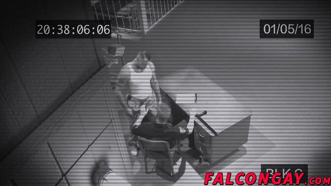 Big muscle prisoner fucking dirty guard