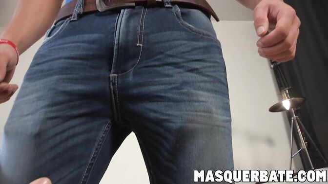 Hunk receives full pleasure from a twink