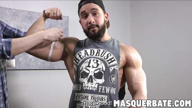 Bear hunk masturbates during gym time