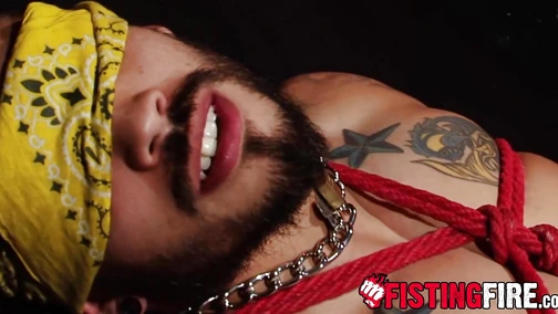 Muscled Tony Buff tied up his partner with a rope while teasing him to orgasm