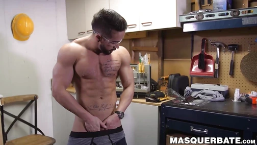 Muscle handyman wanking his big fat tool