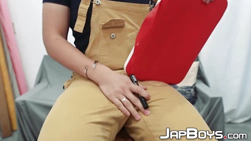 Art class heats up as Akira GD seduces Asian hunk nude model Don