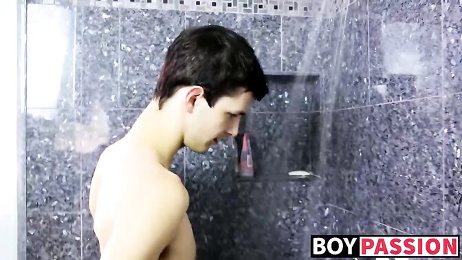 Sporty Jessie wanking it in the shower