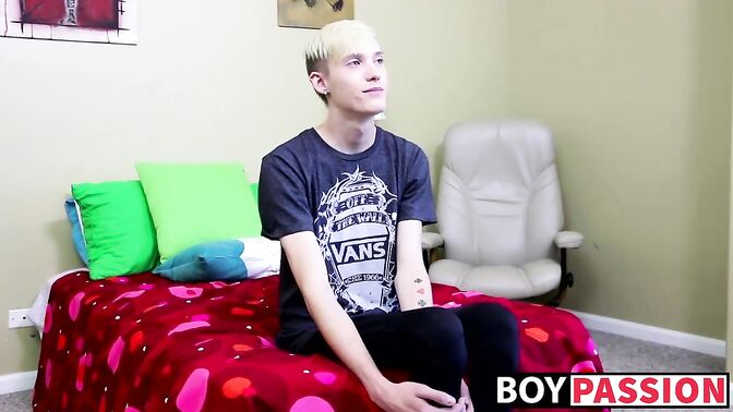 Horny newcomer Nick Simpson jerking it