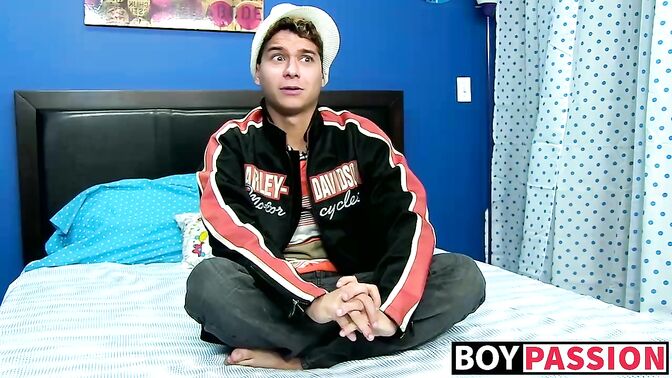 Twink jerks off and dildoing his ass