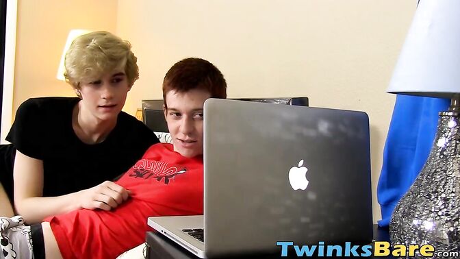 Two twinks fuck bareback for live show