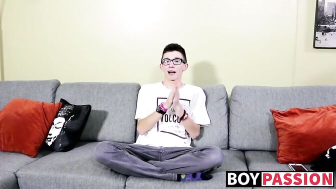 Nerd Cameron Hilander solo masturbation