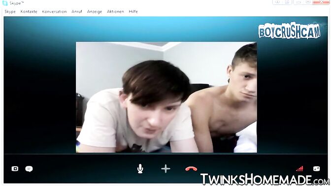 Two twinks putting on a horny live show