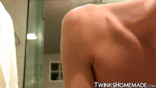 Twink cum sprays while wanking solo