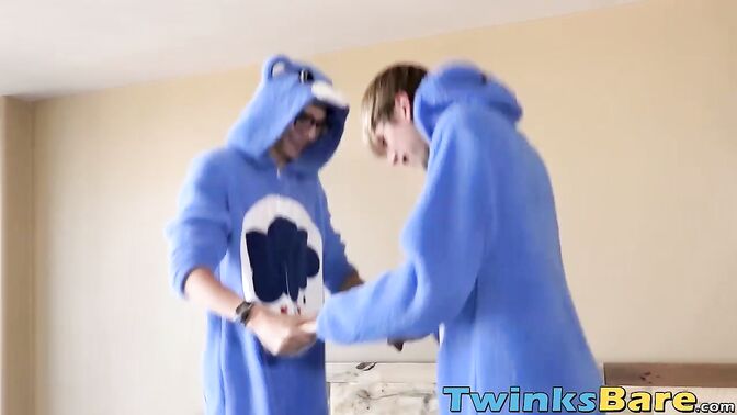 Hot barebacking session with sexy twinks