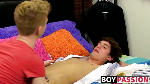 Ass banged twinky gets his face creamed