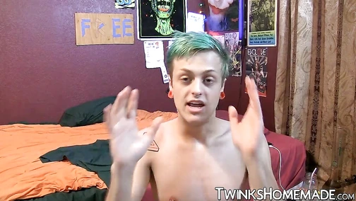 Tattooed twink wanks his thick dick
